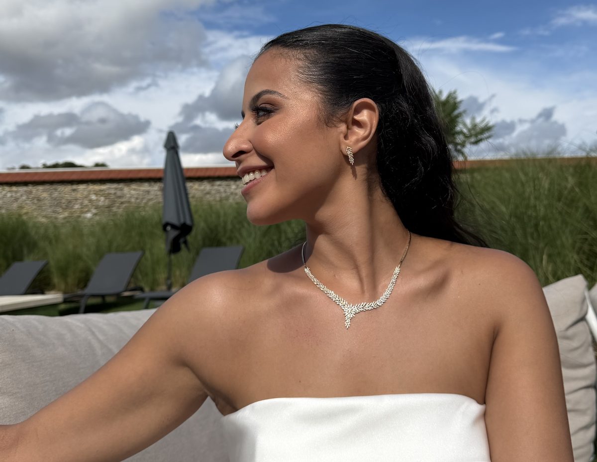 Mariée en robe bustier blanche, souriante, de profil